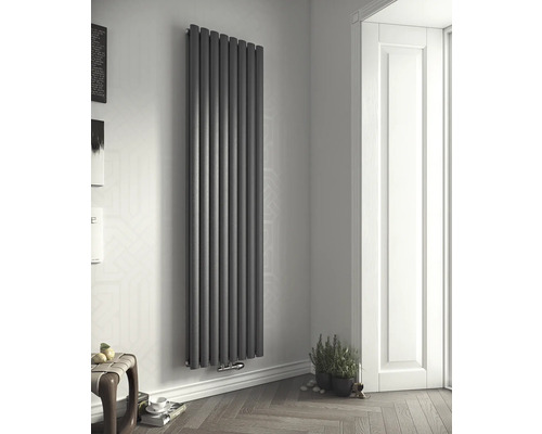 Vertikaler Rippenheizkörper an einer Wand montiert