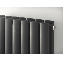 Grauer Heizkörper mit vertikalen Heizkörpergliedern.