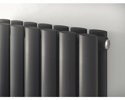 Grauer Heizkörper mit vertikalen Heizkörpergliedern.