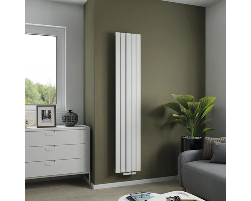 Vertikaler Heizkörper an der Wand in einem Wohnzimmer