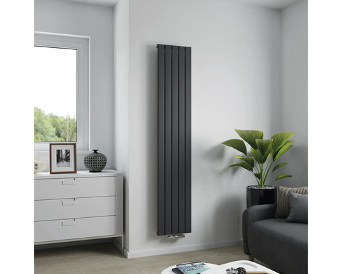 Modernes Wohnzimmer mit vertikalem Heizkörper, Kommode, Dekoration und Sofa.