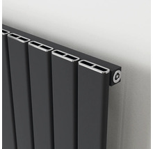 Nahaufnahme eines grauen Heizkörpers mit rechteckigen Elementen