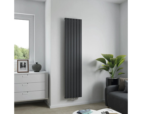 Radiateur vertical dans un salon moderne