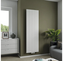 Espace de vie moderne avec radiateur, commode, décoration et coin salon