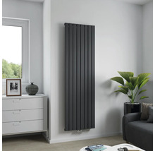 Radiateur à panneaux vertical dans un salon lumineux