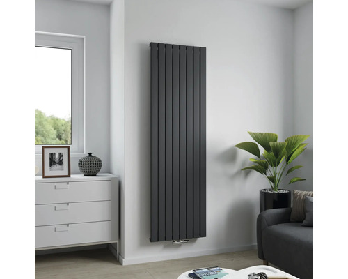 Radiateur à panneaux vertical dans un salon lumineux