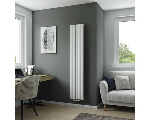 Modernes Wohnzimmer mit flachem Heizkörper, Schreibtisch und Sofa