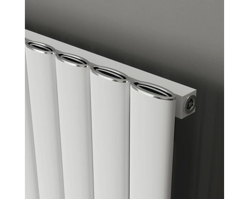 Weißer Heizkörper mit mehreren Elementen