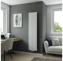 Radiateur vertical dans une pièce lumineuse et aménagée de façon moderne.