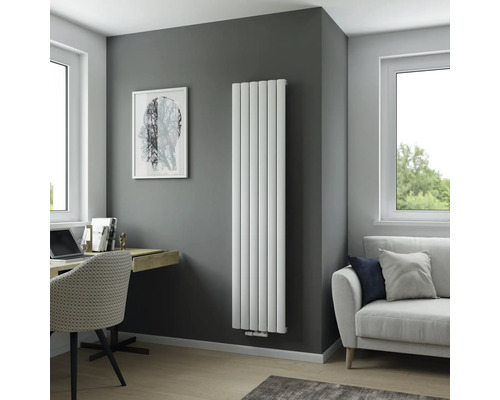 Radiateur vertical dans une pièce lumineuse et aménagée de façon moderne.