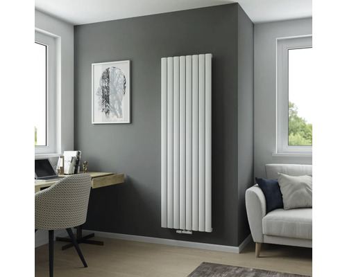 Salon moderne avec radiateur, bureau et canapé