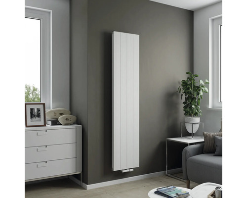 Modernes Wohnzimmer mit schlankem, weißem Heizkörper an der Wand