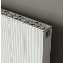 Detailansicht eines Heizkörpers mit Paneelen und Metallabdeckung