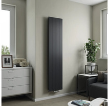 Vertikaler Heizkörper in einem Wohnzimmer