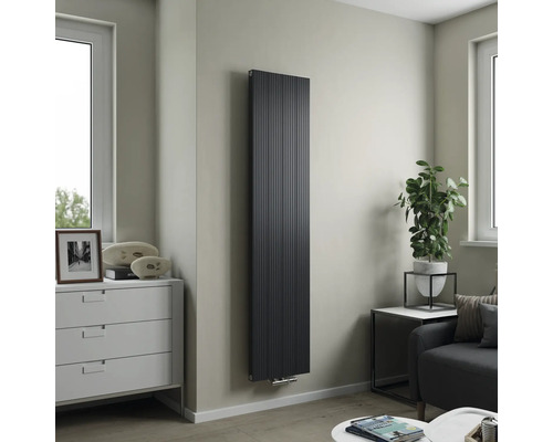 Vertikaler Heizkörper in einem Wohnzimmer