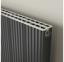 Heizkörper mit vertikalen Paneelen und Metallabdeckung