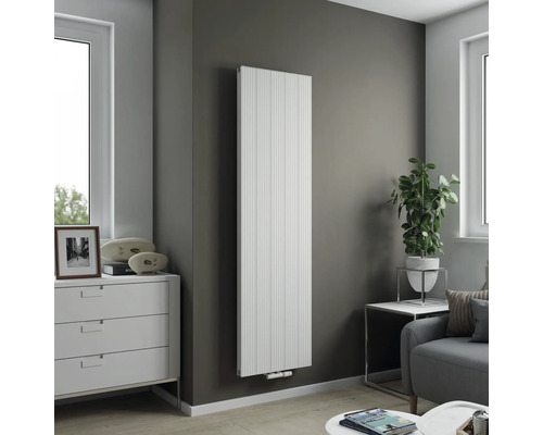 Salon moderne avec un radiateur vertical mince au mur