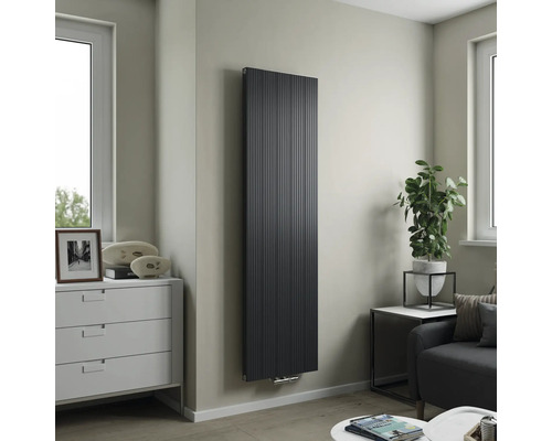 Salon moderne avec radiateur à panneaux monté verticalement