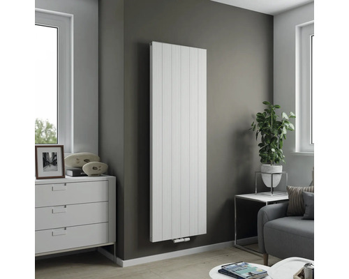 Salon moderne avec radiateur vertical au mur