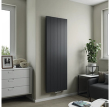 Radiateur vertical dans le salon, fixé au mur