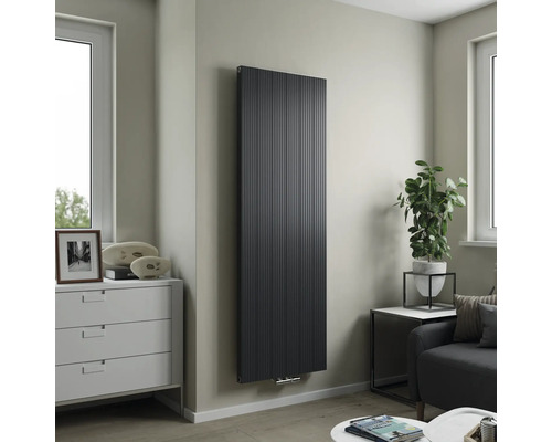 Radiateur vertical dans le salon, fixé au mur