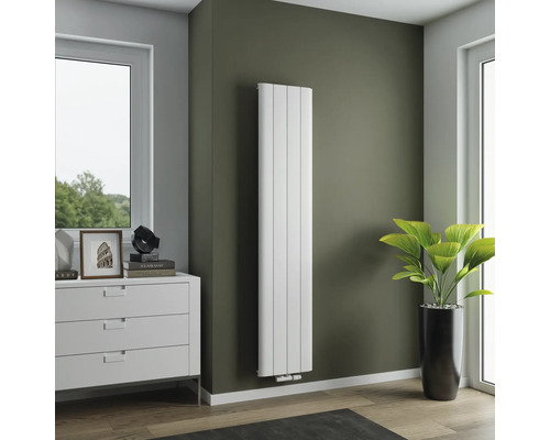 Modernes Wohnzimmer mit einem weißen Heizkörper an der Wand