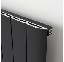 Nahaufnahme eines schwarzen Paneelheizkörpers