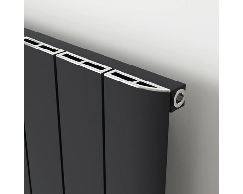 Nahaufnahme eines schwarzen Paneelheizkörpers