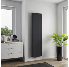 Radiateur vertical à panneaux dans une pièce moderne à côté d'une fenêtre et d'une commode