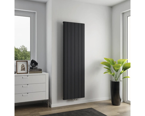 Radiateur vertical mat dans une pièce lumineuse