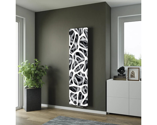 Dekorativer Heizkörper mit abstraktem Muster im modernen Wohnraum.