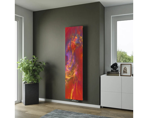 Dekorheizkörper mit abstraktem Muster in einem Wohnraum