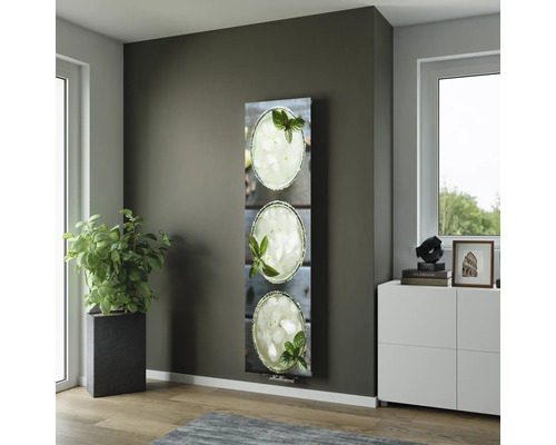 Dekorheizkörper mit Cocktailmotiv im modernen Wohnraum