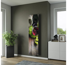 Dekorheizkörper mit Weinmotiv in einem Wohnraum.