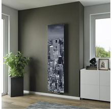 Raumansicht mit Designheizkörper mit Skyline-Motiv an der Wand