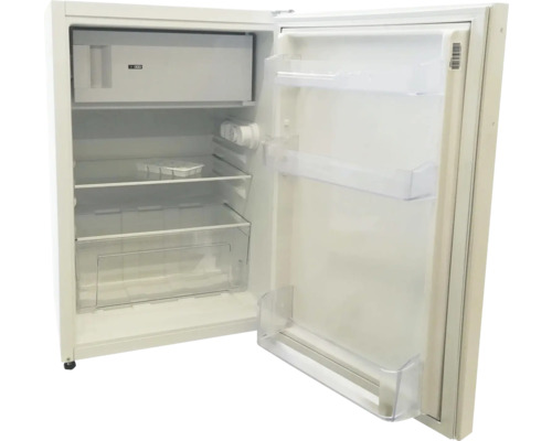 Geöffneter Kühlschrank mit Regalen