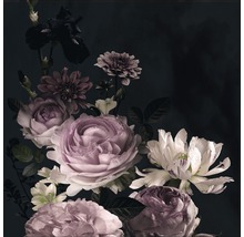 Blumenarrangement mit Rosen, Dahlien und Iris vor dunklem Hintergrund