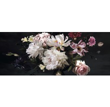 Dekoratives Blumenarrangement mit Rosen, Pfingstrosen und Hortensien