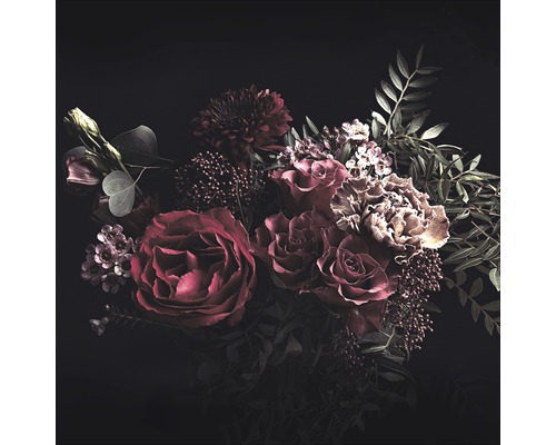 Arrangement floral avec des roses et des chrysanthèmes sur fond sombre