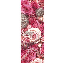 Fond de pétales de rose avec des bijoux