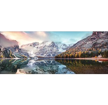 Panorama d''un paysage de montagne avec un lac et une forêt