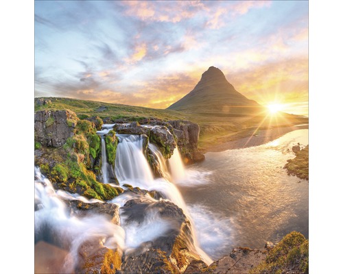Paysage avec cascade et montagne sous un ciel lumineux