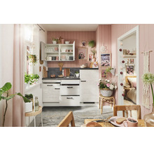 Cuisine rose avec meubles et décorations blancs