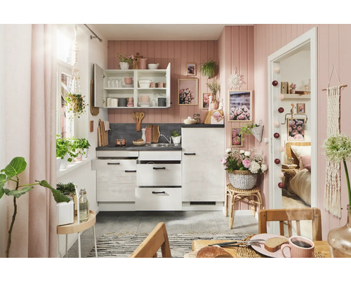 Cuisine rose avec meubles et décorations blancs