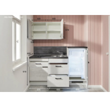 Cuisine compacte avec évier, plaque de cuisson, réfrigérateur et rangement