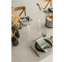 Dekorierter Esstisch mit Geschirr, Kerzen, Blumenvase und Speisen