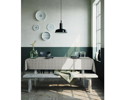 Esszimmer mit gedecktem Tisch, Pendelleuchte und dekorativen Tellern an der Wand