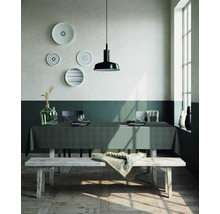 Esszimmer mit Esstisch, Stühlen, Bank, Pendelleuchte und Dekoration