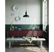 Esszimmereinrichtung mit Tisch, Stühlen, Bank und Dekoration