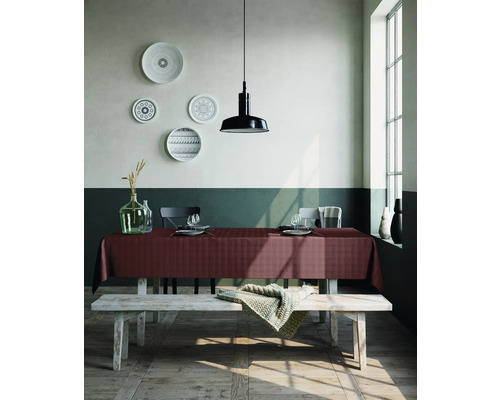 Esszimmereinrichtung mit Tisch, Stühlen, Bank und Dekoration